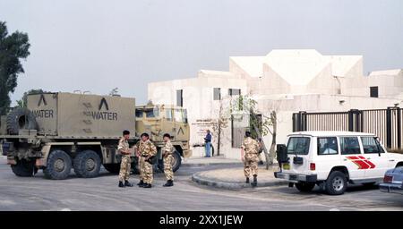 Prima guerra del Golfo: 6 marzo 1991 soldati britannici consegnano acqua potabile all'ambasciata britannica a Kuwait City. Foto Stock