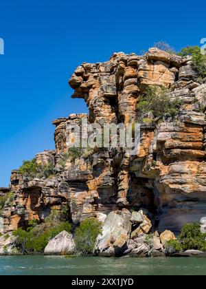 Torreggianti formazioni di roccia rossa nella pietra arenaria di Warton, fiume King George, Kimberley, Australia Occidentale, Australia, Pacifico Foto Stock