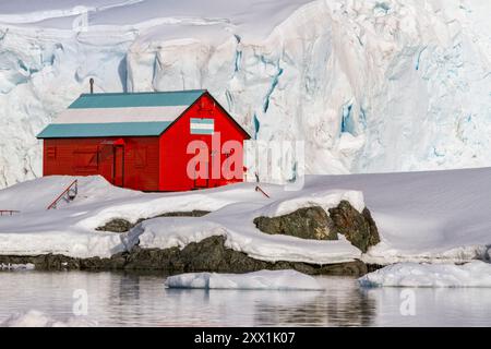 Vista della base argentina Almirante Brown, che prende il nome da Guillermo Brown della marina argentina, Paradise Bay, Antartide, regioni polari Foto Stock