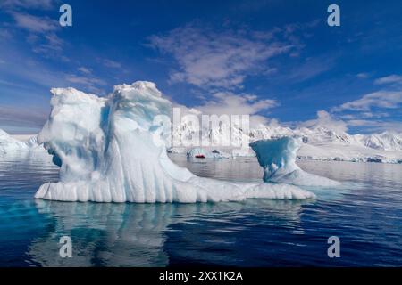 Vista dei mari calmi e degli iceberg con le montagne riflesse che circondano Damoy Point nella Baia di Dorian, Antartide, regioni polari Foto Stock