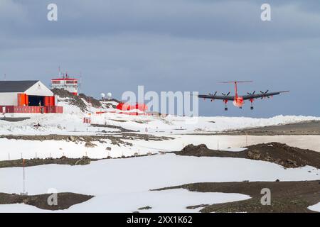 Aereo di ricerca del British Antarctic Survey (BAS) atterra alla base di ricerca cilena Frei sull'isola di King George, Antartide, regioni polari Foto Stock