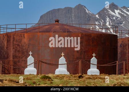 Vista del cimitero presso la stazione di caccia alle balene abbandonata nella Stromness Bay nella Georgia del Sud, nell'Oceano meridionale, nelle regioni polari Foto Stock
