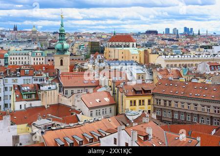 Ammira i tetti rossi della città di Praga e il castello, Praga, Repubblica Ceca (Cechia), Europa Foto Stock