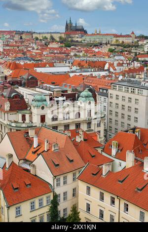 Vista aerea sui tetti rossi di Praga, il castello e la cattedrale, patrimonio dell'umanità dell'UNESCO, Praga, Boemia, Repubblica Ceca (Cechia), Europa Foto Stock