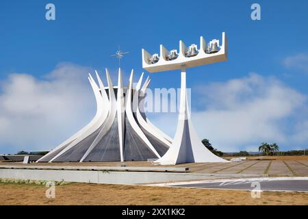 Cattedrale romana di Brasilia (cattedrale metropolitana) e Campanile, progettato da Oscar Niemeyer, Brasilia, Brasilia, Distretto Federale, Brasile Foto Stock