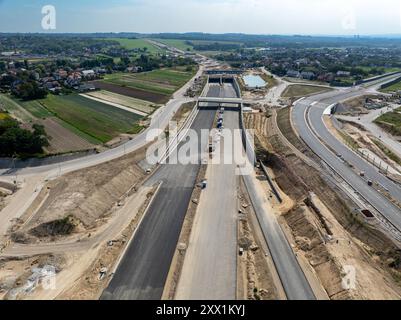 Tunnel e viadotto nella parte nord della circonvallazione circolare intorno a Cracovia in costruzione vicino allo svincolo Zielonki sulla S52, con l'obiettivo di unire la A4 con La S. Foto Stock