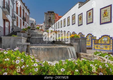 Panchine in ceramica per scale d'acqua Paseo de Canarias, Firgas, Gran Canaria, Isole Canarie, Spagna, Atlantico, Europa Foto Stock