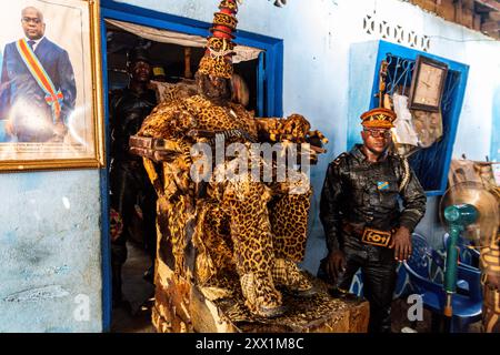 Leader spirituale vestito in pelle di leopardo nella Chiesa dei neri a Mbandaka, provincia di Equateur, Repubblica Democratica del Congo, Africa Foto Stock