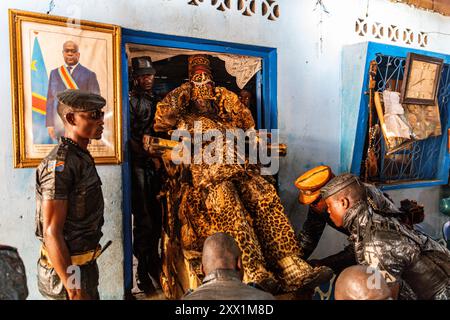 Leader spirituale vestito in pelle di leopardo nella Chiesa dei neri a Mbandaka, provincia di Equateur, Repubblica Democratica del Congo, Africa Foto Stock