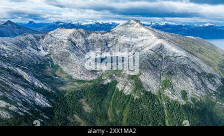 Lago blu profondo nelle montagne sopra il ghiacciaio Pia, la Terra del fuoco, il Cile, il Sud America Foto Stock