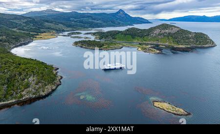 Volo di una nave da crociera ancorata a Wulaia Bay, Tierra del Fuego, Cile, Sud America Foto Stock