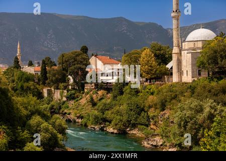 Edifici lungo il fiume Neretva, Mostar, Bosnia ed Erzegovina, Europa Foto Stock