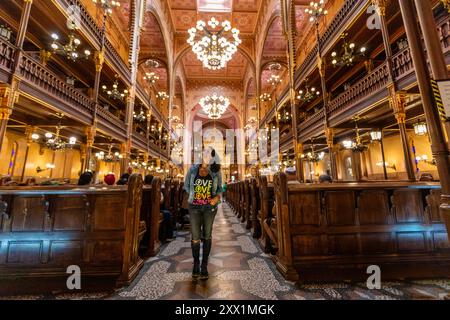 Donna all'interno della sinagoga di via Dohany, Budapest, Ungheria, Europa Foto Stock