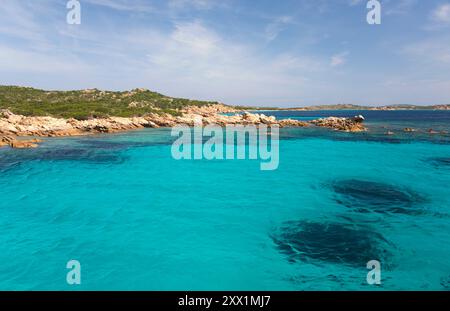 Ammira le acque cristalline e turchesi del promontorio roccioso all'estremità settentrionale della Spiaggia Rosa, l'isola di Budelli e il Parco Nazionale dell'Arcipelago di la Maddalena Foto Stock