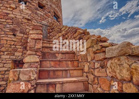 Passi verso una piattaforma sopra la piattaforma di osservazione della Desert View Watchtower presso il Grand Canyon South Rim, HDR migliorato, Arizona Foto Stock