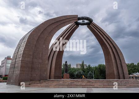 Piazza della vittoria, dedicata alla vittoria sulla Germania nazista, nella città di Bishkek, capitale del Kirghizistan, Asia centrale, Asia Foto Stock