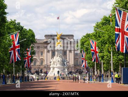 Vista lungo il centro commerciale verso Victoria Memorial e Buckingham Palace, Londra, Inghilterra, Regno Unito, Europa Foto Stock