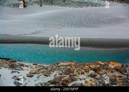Splendido contrasto tra le montagne himalayane e la sabbia lungo il fiume nella regione di Kargil Foto Stock