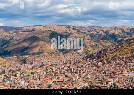 Vista elevata della città di Cusco (Cuzco), della provincia di Cusco, della regione di Cusco, del Perù, del Sud America Foto Stock