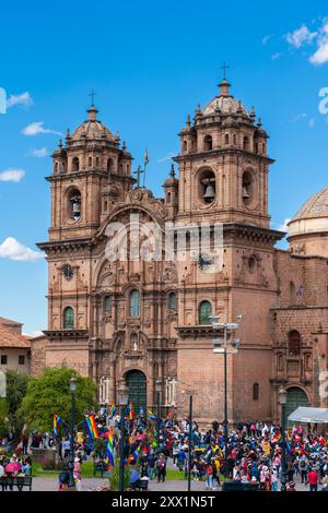 Plaza de Armas piena di turisti con la Chiesa della compagnia di Gesù sullo sfondo durante la Festa del Sole di Inti Raymi, Cusco (Cuzco) Foto Stock