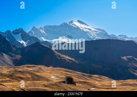 Nevado Ausangate nelle Ande, vicino al Monte Arcobaleno, vicino a Uchullujllo, distretto di Pitumarca, provincia di Canchis, regione di Cuzco, Perù, Sud America Foto Stock