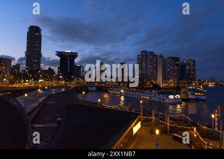 Skyline notturno di grattacieli e porto, Rotterdam, Paesi Bassi, Europa Foto Stock