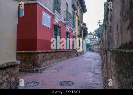 Dettaglio architettonico di Santa Cruz, il principale quartiere turistico di Siviglia ed ex quartiere ebraico nel centro storico (casco Antiguo), Siviglia Foto Stock