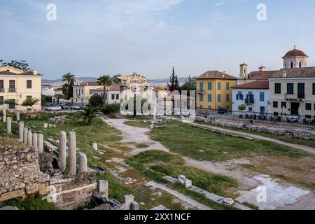 Vista all'alba dell'Agorà Romana, situata nella città vecchia di Atene, Grecia, Europa Foto Stock