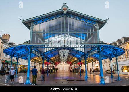 Baltard Covered Market on Place Billard, design artistico di MO-CA Illumination, città di Chartres Foto Stock