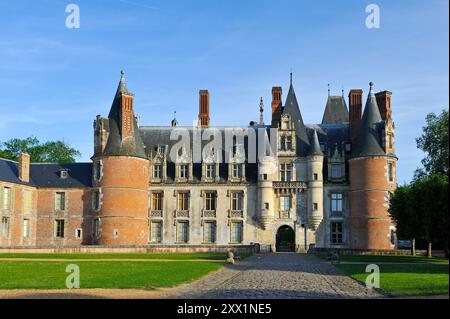 Facciata occidentale dello Chateau de Maintenon, dipartimento Eure-et-Loir, regione Centre-Val de Loire, Francia, Europa Foto Stock