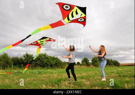 Due ragazze adolescenti che volano con un aquilone, regione Centre-Val de Loire, Francia, Europa Foto Stock