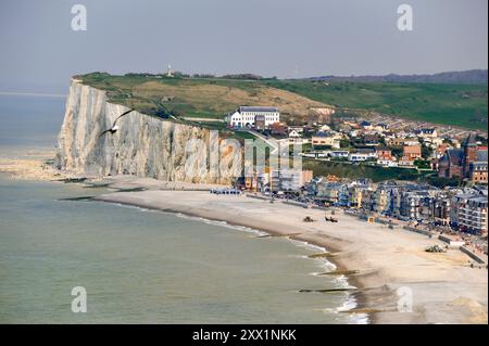 Vista sul mare e sulla spiaggia di Mers-Les-Bains da le Treport, dipartimento somme, regione Piccardia, Francia, Europa Foto Stock