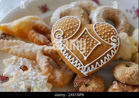 Pane allo zenzero a forma di cuore, taverna Zbondini, villaggio di velo Grablje, isola di Hvar, Croazia, Europa sudorientale Foto Stock