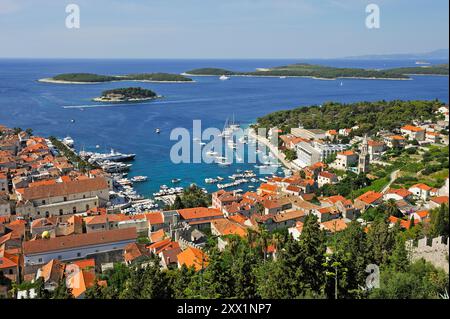 Ammira la città di Hvar dalla fortezza con le isole dell'Inferno (Pakleni) sullo sfondo, l'isola di Hvar, la Croazia, l'Europa sudorientale Foto Stock