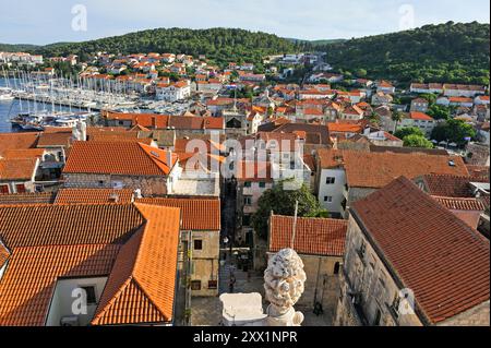 La città vecchia di Korcula si vede dal campanile della cattedrale di San Marco, dall'isola di Korcula, dalla Croazia, dall'Europa sud-orientale Foto Stock