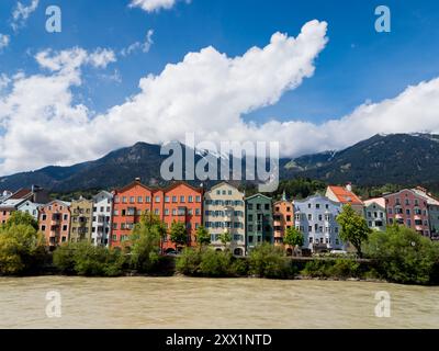 Edifici lungo il fiume Inn, Innsbruck, Tirolo, Austria, Europa Foto Stock