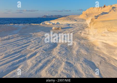 Formazioni rocciose, Sarakiniko, Isola di Milos, Isole Cicladi, Isole greche, Grecia, Europa Foto Stock