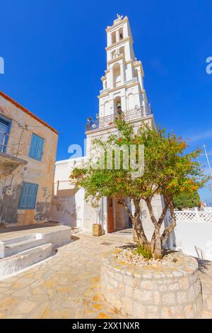 Vista del campanile della chiesa di San Nicola, isola Halki, isole del Dodecaneso, isole greche, Grecia, Europa Foto Stock