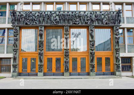 Il grande portale che decora la facciata dell'edificio del Parlamento (Assemblea Nazionale), Lubiana, Slovenia Foto Stock