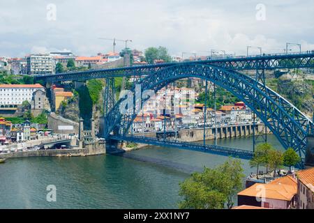 Il ponte Dom Luis i, che attraversa il fiume Duoro e collega il centro storico di Porto con Vila Nova de Gaia sulla riva sud, Porto Foto Stock
