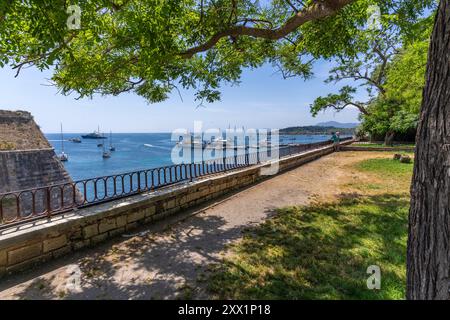 Vista della Fortezza Vecchia di Corfù e della Marina della città Vecchia (NAOK) nella città di Corfù, Corfù, Mar Ionio, isole greche, Grecia, Europa Foto Stock