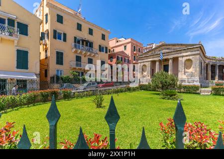 Vista dell'architettura in Anaktoron Square, città vecchia di Corfù, sito patrimonio dell'umanità dell'UNESCO, Corfù, Isole Ionie, isole greche, Grecia, Europa Foto Stock