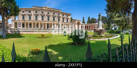 Vista del Museo di arte asiatica di Corfù e della statua di Sir Frederick Adam in Anaktoron Square, della città vecchia di Corfù, di Corfù, delle Isole Ionie e delle Isole greche Foto Stock