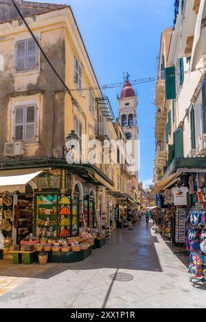 Vista dei negozi e della chiesa Santa di San Spyridon, città vecchia di Corfù, sito patrimonio dell'umanità dell'UNESCO, Corfù, Isole Ionie, isole greche, Grecia, Europa Foto Stock