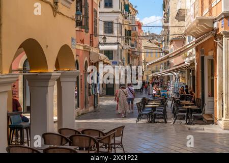 Vista dei negozi e delle caffetterie nelle stradine strette, città di Corfù, Corfù, Mar Ionio, isole greche, Grecia, Europa Foto Stock