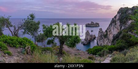 Vista della costa dal monastero di Paleokastritsa al tramonto, Palaiokastritsa, Corfù, Mar Ionio, Isole greche, Grecia, Europa Foto Stock