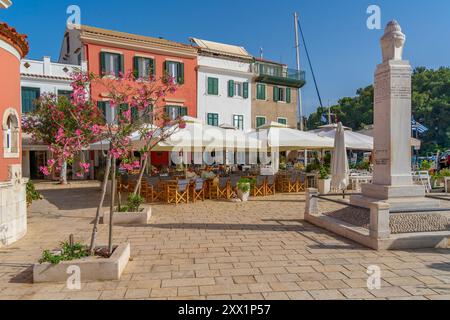 Vista dei caffè e dei ristoranti di Gaios Plaza de l'Ascensione nella città di Gaios, Paxos, Mar Ionio, Isole greche, Grecia, Europa Foto Stock
