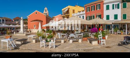 Vista dei caffè e dei ristoranti di Gaios Plaza de l'Ascensione nella città di Gaios, Paxos, Mar Ionio, Isole greche, Grecia, Europa Foto Stock
