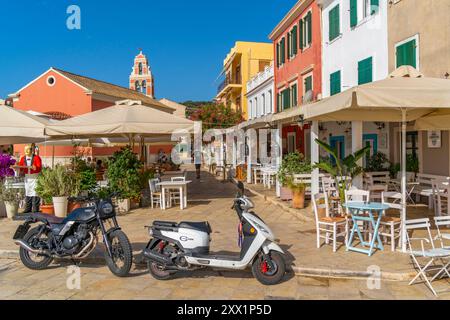 Vista dei caffè e dei ristoranti di Gaios Plaza de l'Ascensione nella città di Gaios, Paxos, Mar Ionio, Isole greche, Grecia, Europa Foto Stock