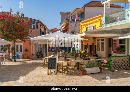 Vista dei caffè e dei ristoranti di Gaios Plaza de l'Ascensione nella città di Gaios, Paxos, Mar Ionio, Isole greche, Grecia, Europa Foto Stock